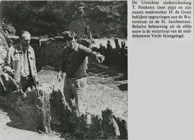 875050 Portret van de archeologen Tarq Hoekstra (links) en Huib de Groot die een opgraving op de hoek van de ...
